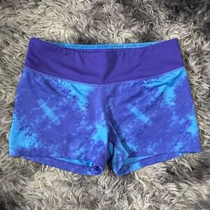 Under Armour Women's Fitted Heatgear Tie-Dye Athletic Shorts
